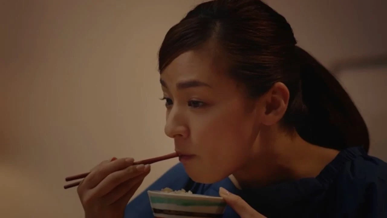 【日本CM】尾野真千子一邊吐槽電視節目一邊跟做鹽飯糰牛油飯